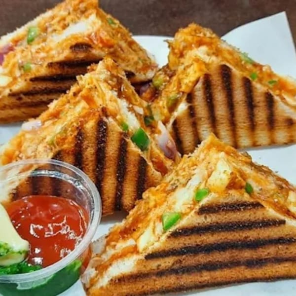 Grilled Indian sandwiches with green peppers and cheese, served with ketchup and green chutney.